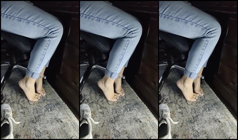 Wisdem Nicknamed Wisdem Onlyfans While I Write Up Case Notes For My Clients You Can Watch My Feet If You