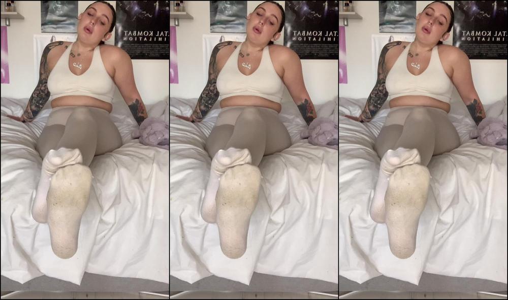 LolaTheBoss_Slippers-and-socks-JOI