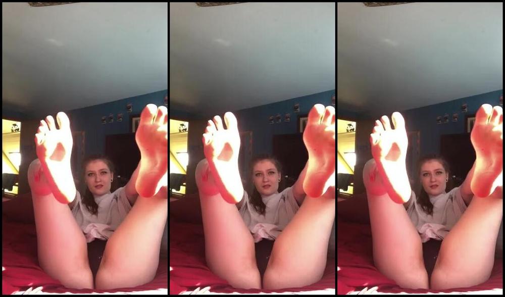 Delilah Nicknamed Footiesfeets Onlyfans Scrunchies In Bed Let Us Relax Together In Bed On This Saturday Morning And You Can Stare At My Feet