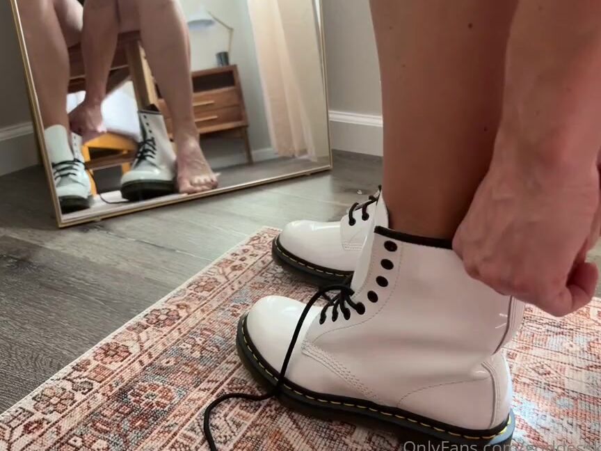 Goddess Kloe Nicknamed Goddesskloe 10 25 2024 Onlyfans Video Ill Be Calling You When These Get Really Dirty And I Need Help Cleaning Them