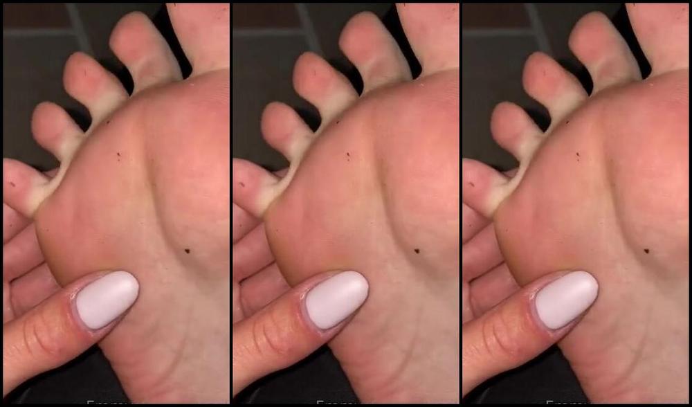 Emmysfeetandsocks Aka Emmyfeetandsocks Onlyfans Summer Is Shoeplay Time 2P