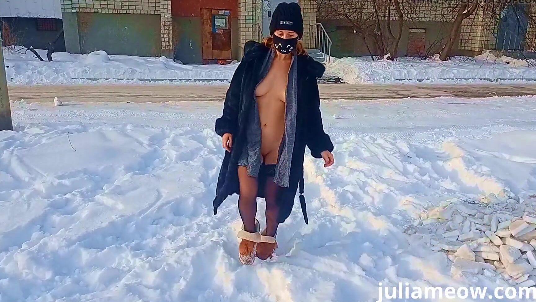 Juli Smith Meow Обнаженный сорванец в шубе качается на качелях зимой Pornhub