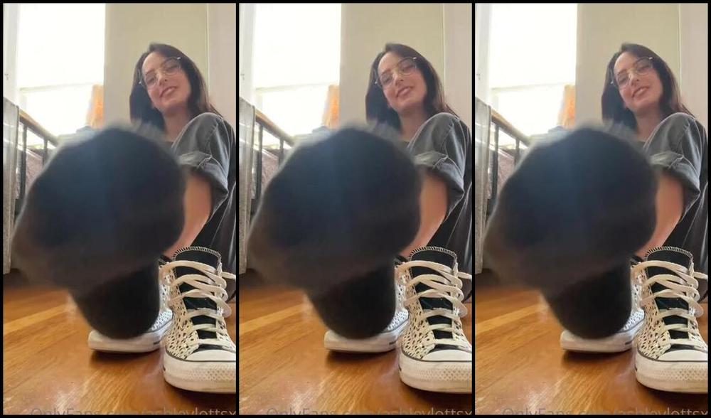 Ashleylottsxo Onlyfans I Loooove Teasing You With My Stinky Converse Toesp