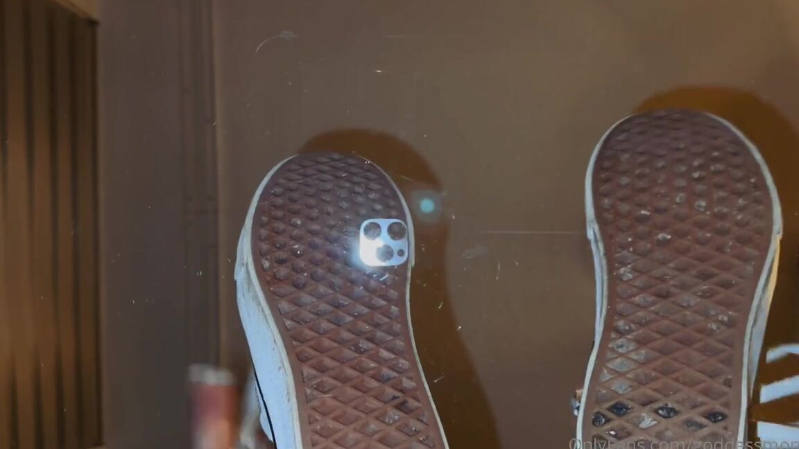 Goddessmona 91 Onlyfans Siehst Du Wie Sich Der Schwei In Den Falten Meiner Fusohlen Gesammelt Hat Ich Wei Dass Du Jetp