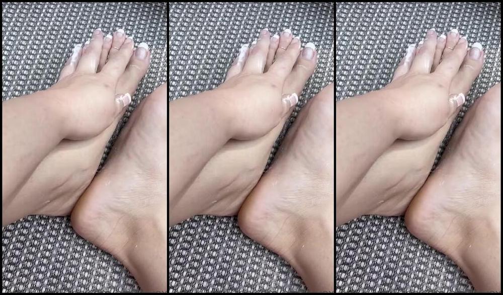 Ariel Love Nicknamed Ariellovexo Onlyfans Meassing Around With A Little Lotion By The Pool Before A Dip