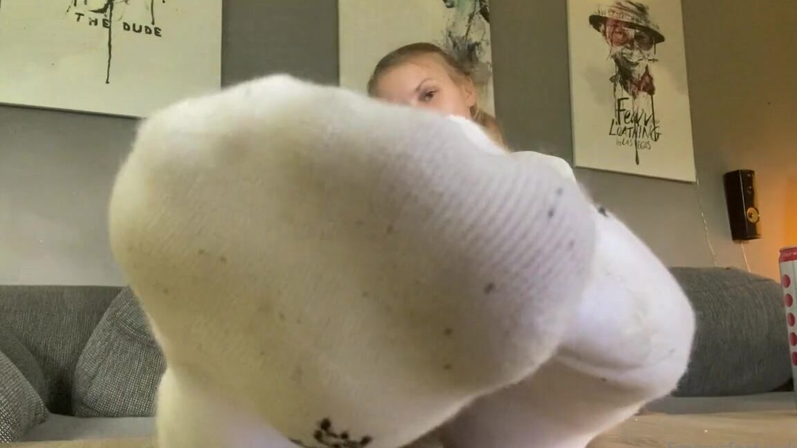 Emmysfeetandsocks Aka Emmyfeetandsocks Onlyfans After Gardening The Whole Day So Sweaty And So Close To Your Facep