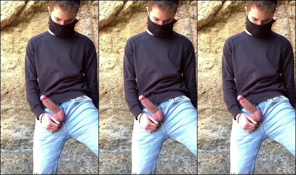 Lucswowbluex Masturbating Near The Sea In Degrees Of Cold Is Normal