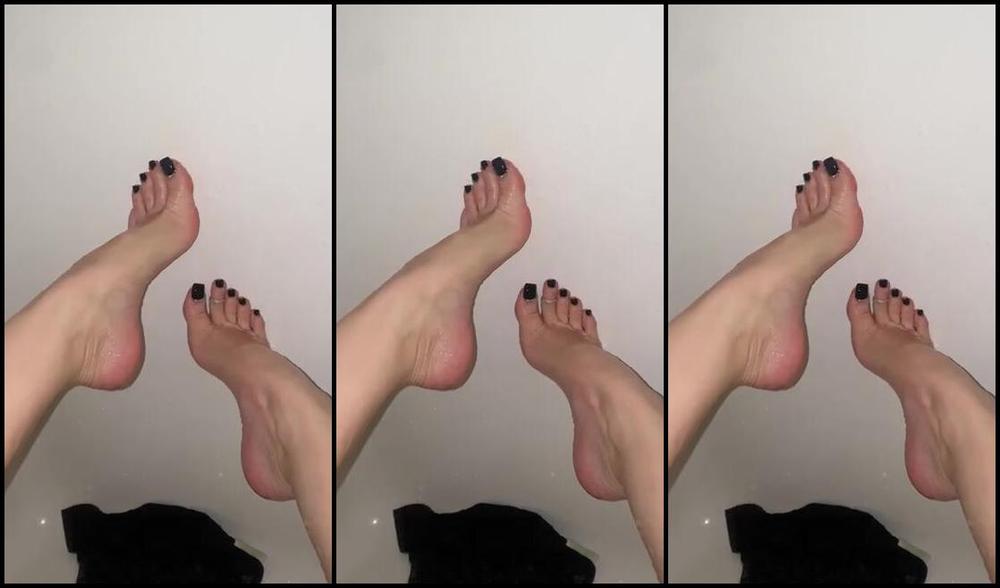 Waifu Jess Nicknamed Waifufeetmilkog Onlyfans It S Time For You To Wash My Pretty Little Feet