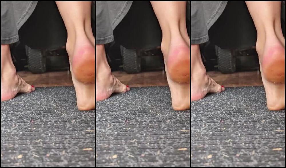 Lezlyan Nicknamed La Little Dancer Feet Onlyfans I Want You To Get Down On Your Knees And Crawl Behind Me Its Ok