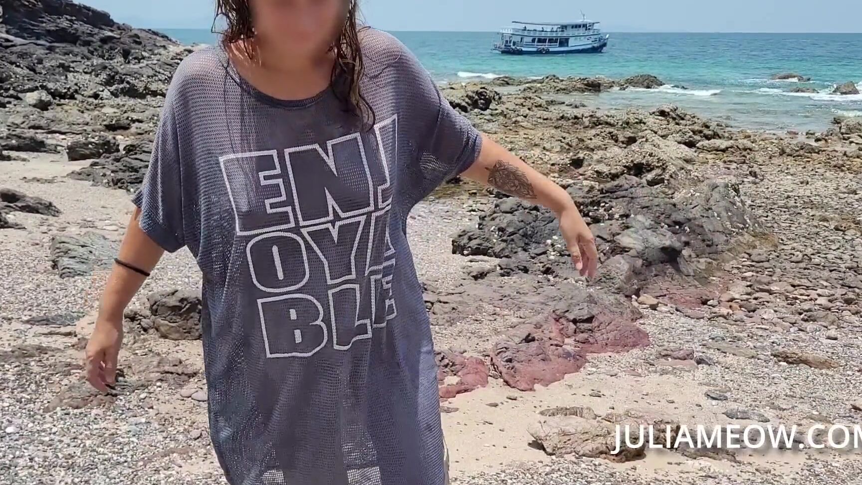 Juli Smith Meow Горячая мама в прозрачной футболке на пляже во время прилива Pornhub