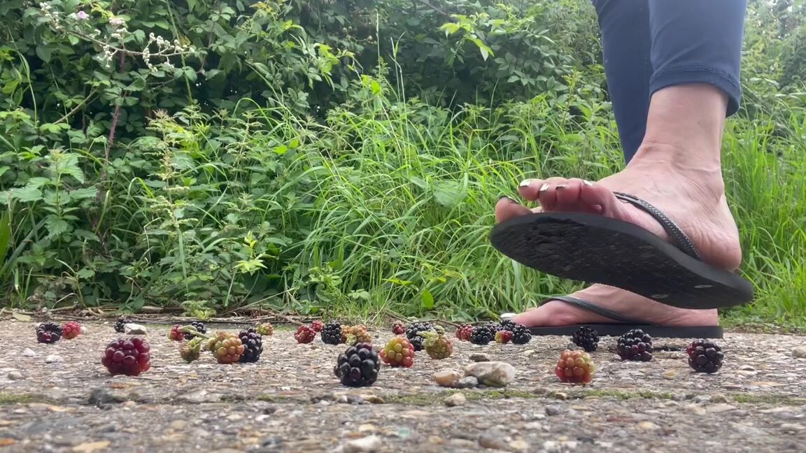 Bornroyal Feet Onlyfans Fruit Crushing Although You Might Prefer Me Crushing Something Else Don T You