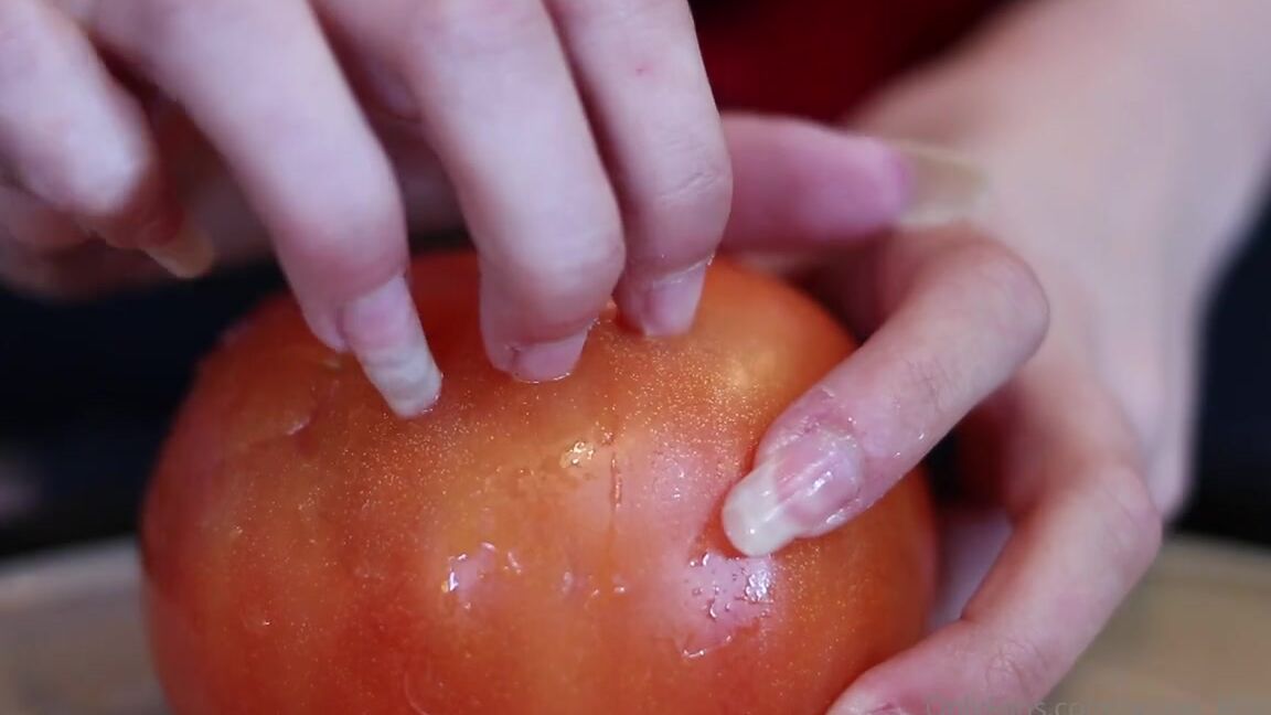 Lalalaura Nicknamed Lauras Kingdom 08 10 2020 Onlyfans Video Savannah Destroys A Giant Tomato