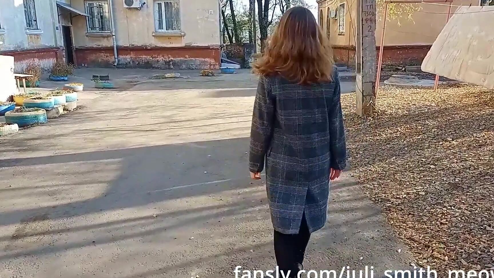 Juli Smith Meow Возбужденная женщина в плаще светит сиськами и киской по соседству Pornhub