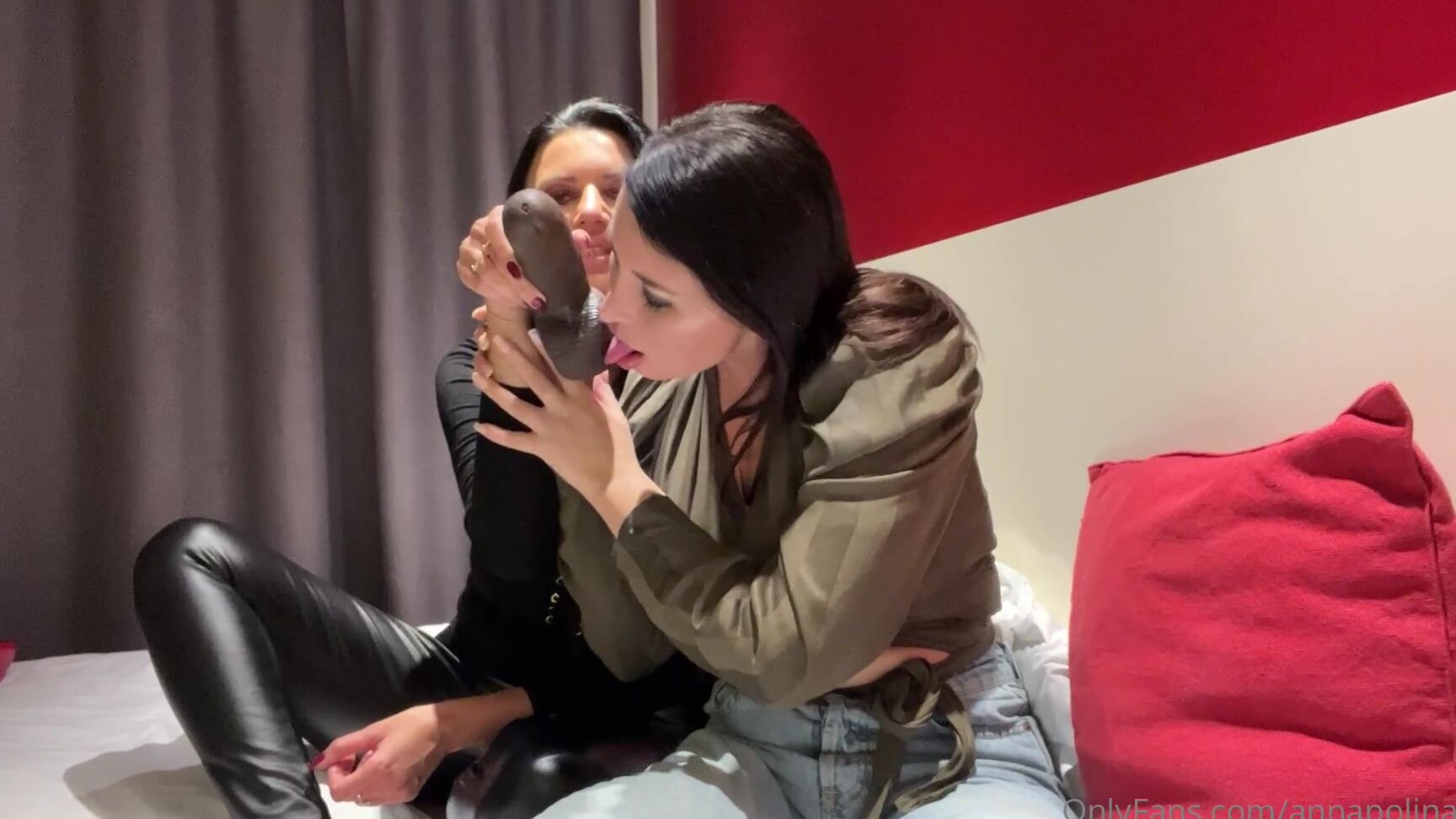 annapolinaxxxx-03-04-2022-2413367186-pour-bien-finir-le-week-end-viens-vite-te-branler-sur-nos-indications.-joi-with-my-sexy-