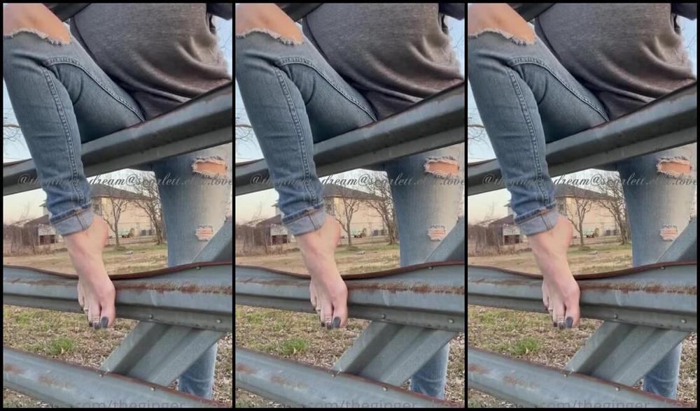 Thegingerdream Nicknamed Theginger Dream Onlyfans Just Hanging Out On The Farm Gate What Would You Do If You Were There