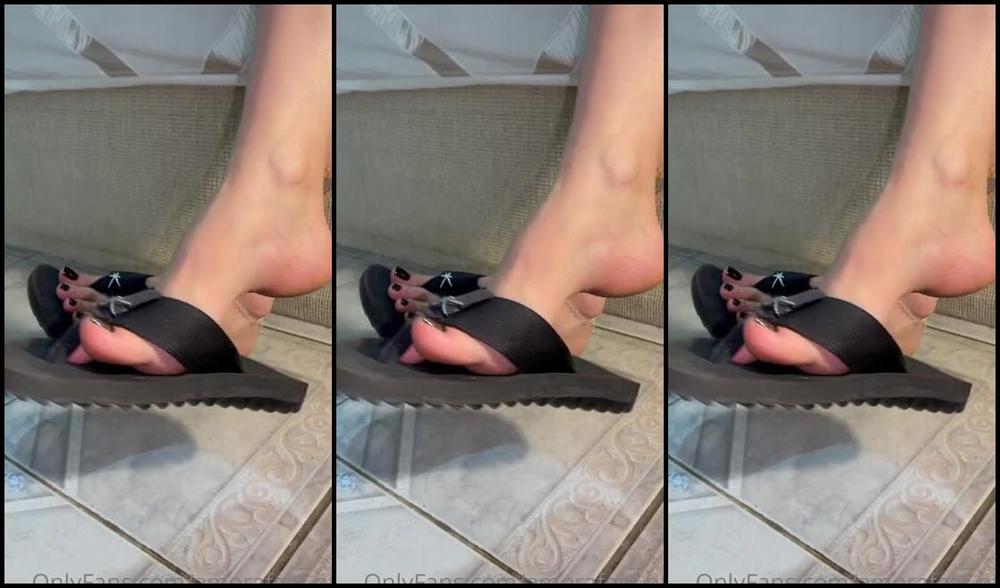 Pezinhos Da Amora Aka Amorafeetofc Onlyfans Chinelo Preto Unhas Pretas Pezinho Branquinho Essa Combinao Pra Voc Bater Uma Gostoso