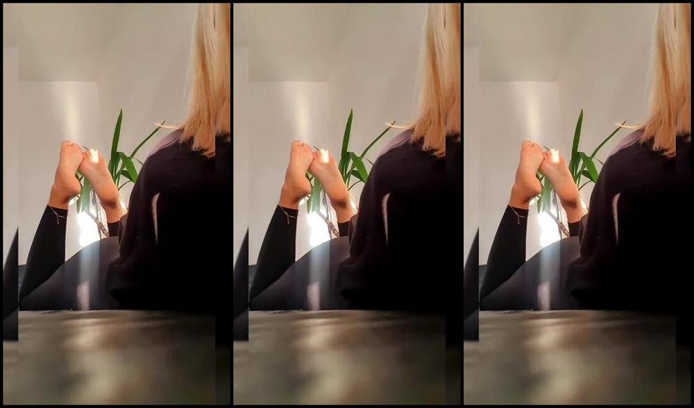 Sofiastoe Aka Sofiastoes Onlyfans I M Going To Pretend I Don T See You Staring At My Flirty Feet While I Lay Here Playing On My Phone