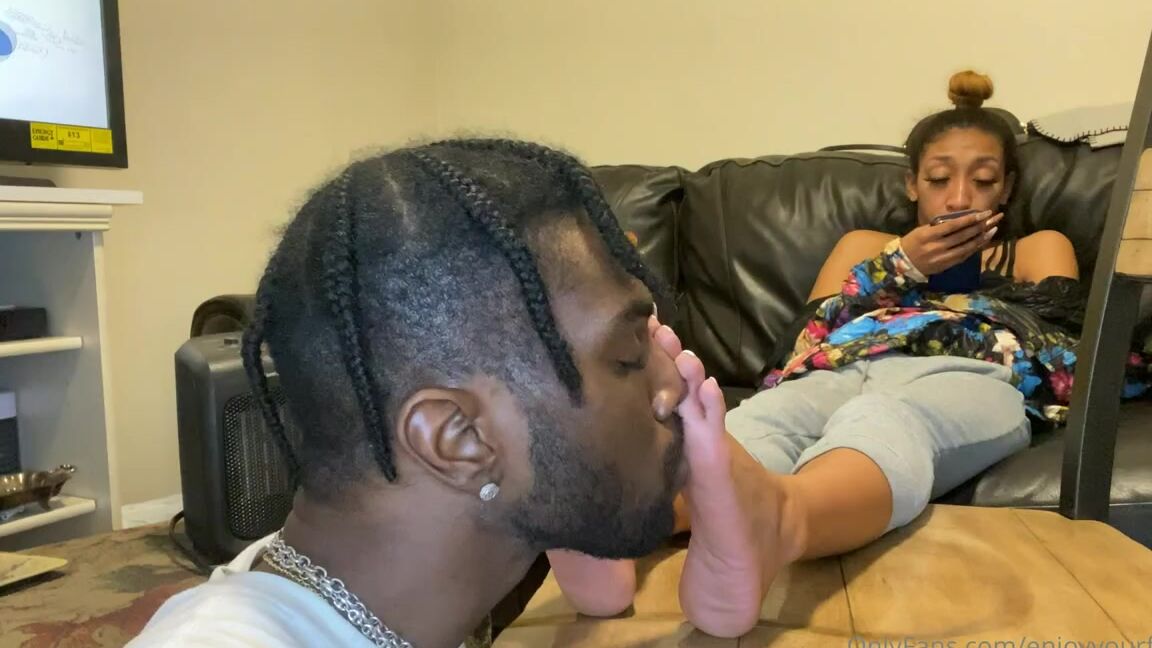 Enjoyyourfetish Onlyfans Sniffing With Tenlittoes French Tipsp