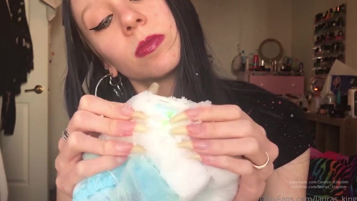 Lalalaura Nicknamed Lauras Kingdom 10 01 2021 Onlyfans Video Madis Dia Per Claw Madi Scratches Claws And Tears A Dia Per With Her Long Sharp Nails She