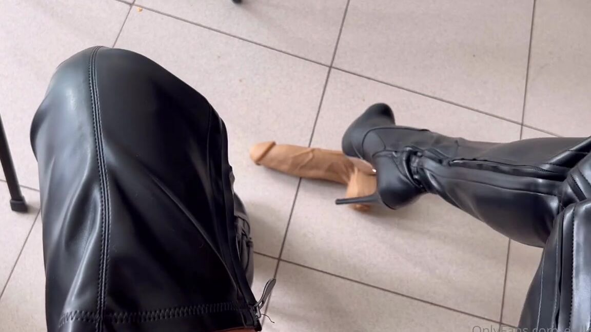 Evil Kitten Nicknamed Evilkitten Onlyfans Wait Wait What Was That I Cant Hear You Over The Sound Of Me Not Caring About Your Need To Cum