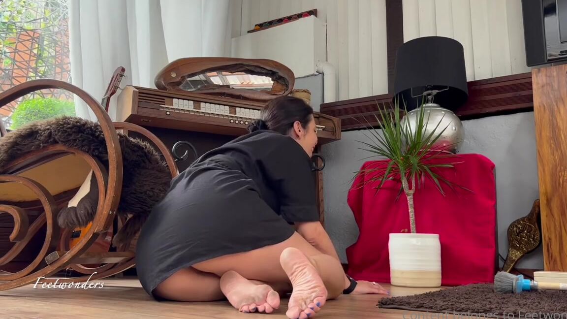 Feetwonders Onlyfans Why Are You Still Looking Im Doing My Cleaning And Find You Looking At My Dusty Soles So The Cle Unmp