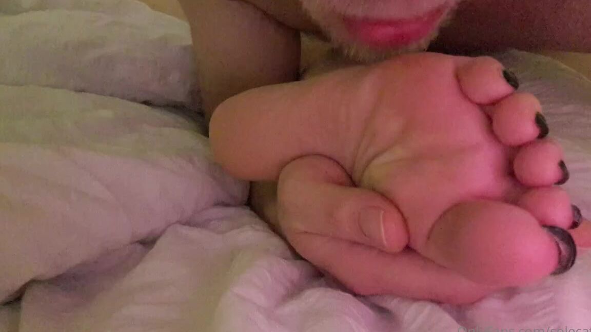 Greatbritishfeet Aka Solecatcher Onlyfans Late At Night Barefoot In Bed Greatbritishsoles