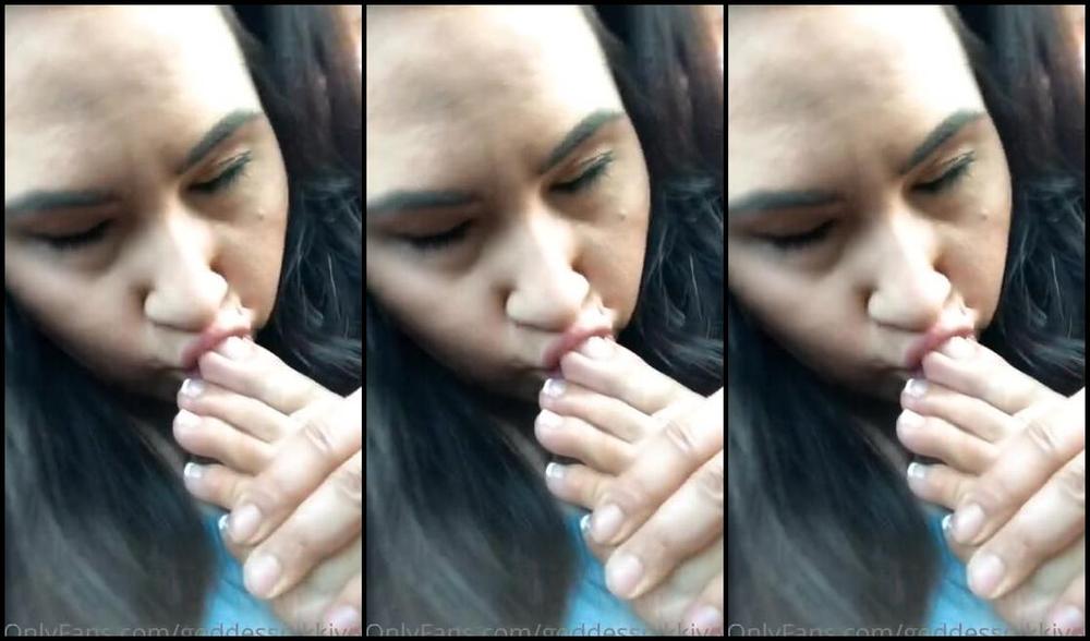 Prettynikkitoez Onlyfans I Was In The Parking Lot And Felt Like Sucking My Toes 1