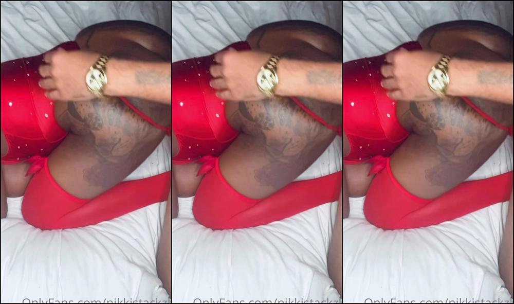 nikkistackzzz-16-12-2020-1463495215-mrs-clause-only-pops-up-when-your-being-naughty-imagine-that-don-t-forget-to-tip-