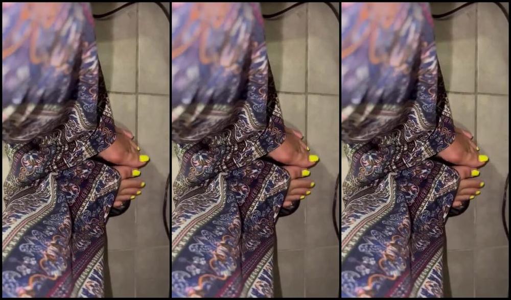 Pediqueensoles Nicknamed Pediqueensoles Onlyfans Im Supposed To Be Working But Instead I Show Feet O