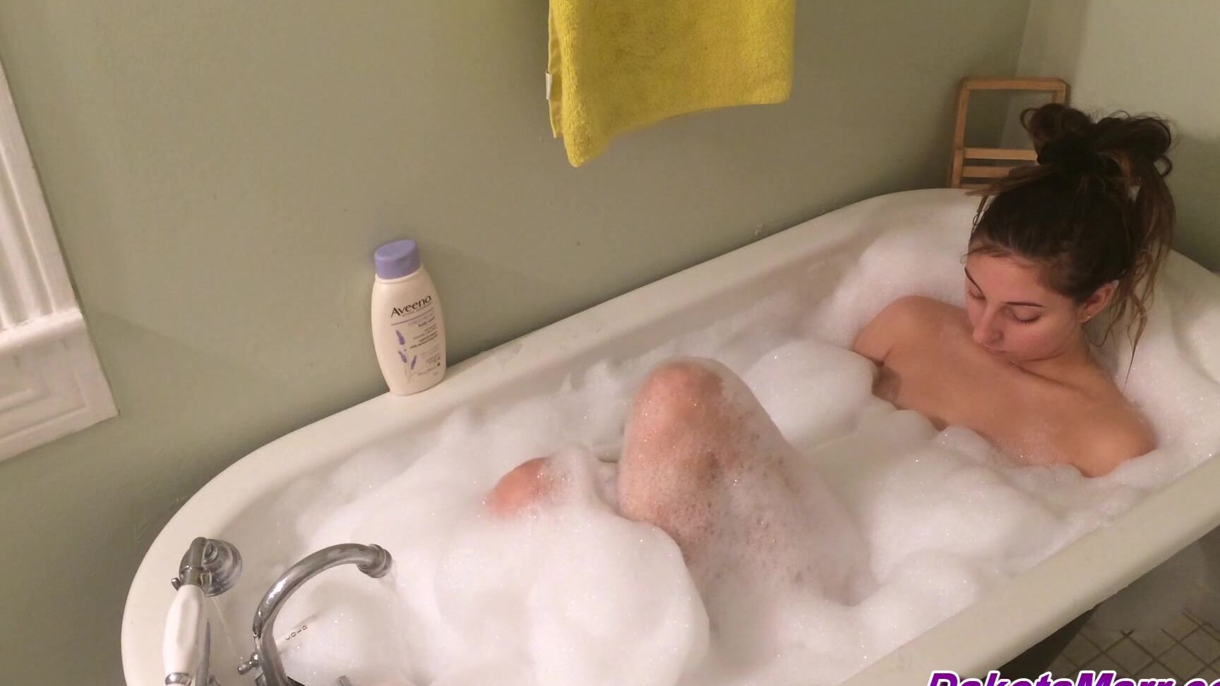 "DakotaMarr" bathtub fetish, bubbles, hidden cam, strippers, voyeur Spy on Kristina s Bath Manyvids