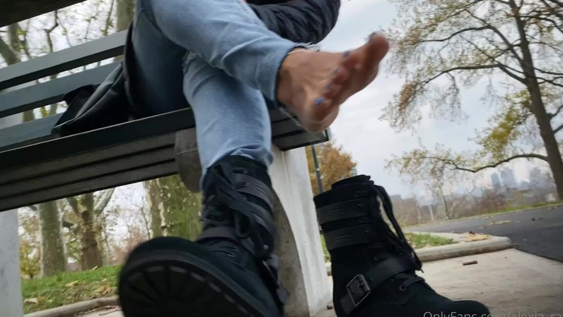 Alexia Ramsey Onlyfans My New Blue Pedi Thanks To A Wonderful Sponsor Can I Just Tell You How Cold My Feet Were Everyo