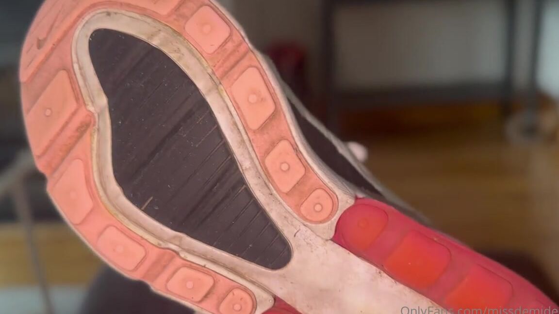 Miss Demi Dee Nicknamed Missdemidee123 Onlyfans If They Re Not Spotlessly Clean You Will Regret It Get That Tongue Busy