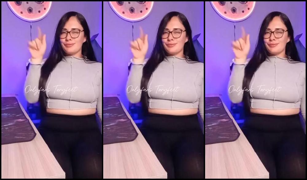 Victoria Feet Nicknamed Toryfeet Onlyfans Watch Me Apply Cream To My Feet To Hydrate Them And Make Them Very Soft