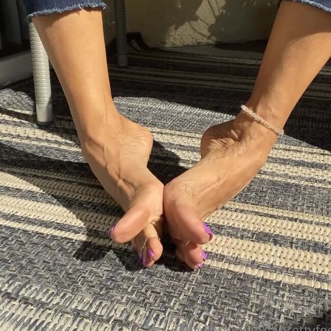 Laprettyfeet4 Nicknamed Laprettyfeet4 Onlyfans For My Veins Lovers Hands And Feet