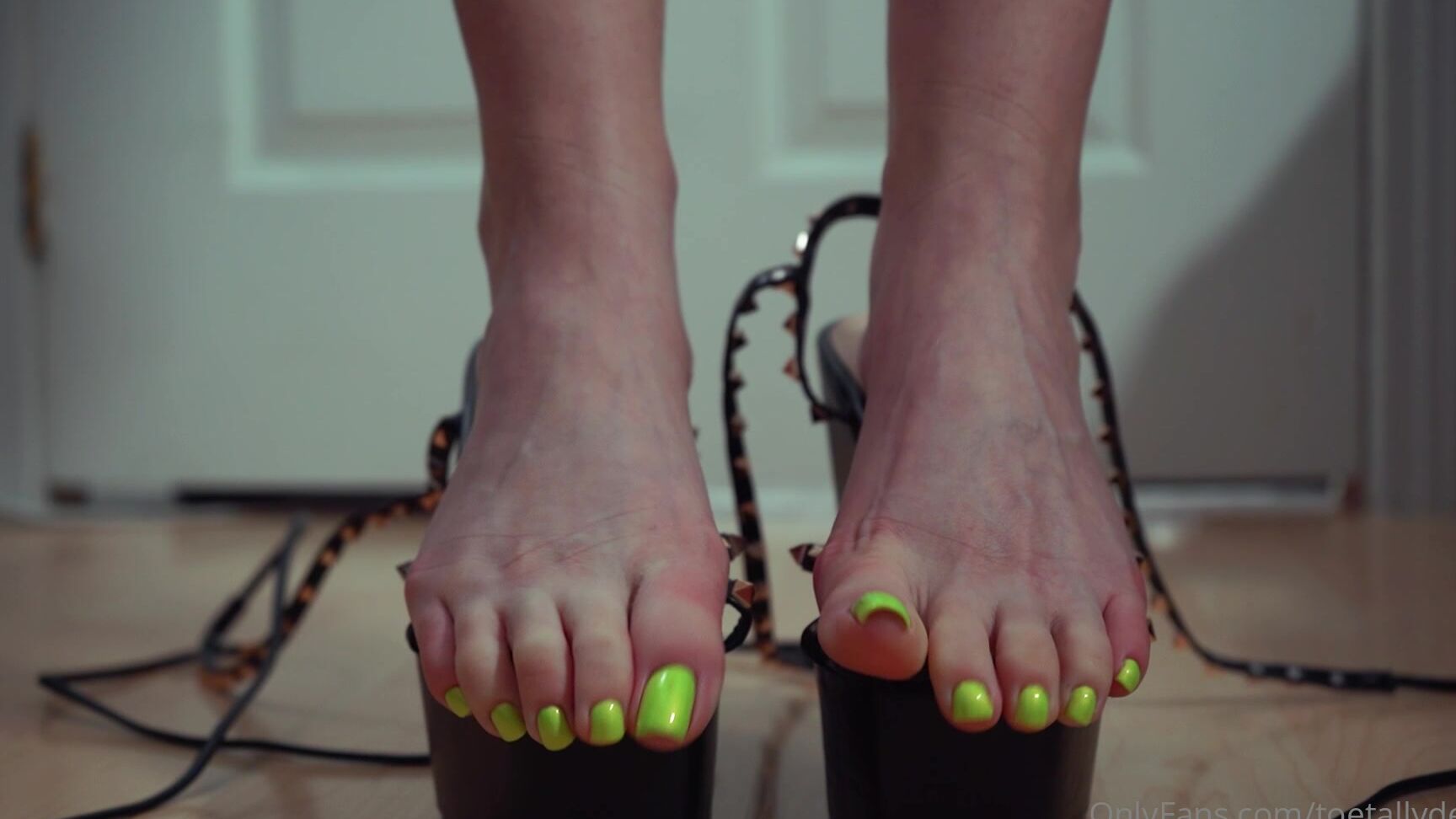 Toetallydevine Toes Overhang