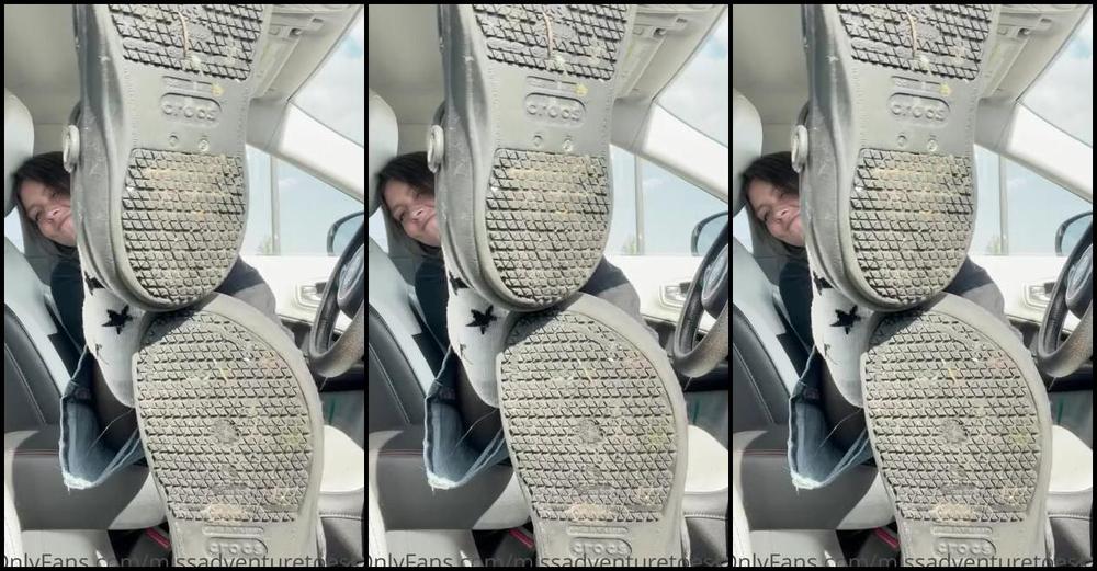 Adventuretoeskat Nicknamed Missadventuretoeskat Onlyfans I M Finally Off Work I Know You Love Watching Me Peel My Stinky Work Shoes Socks Off Too Bad