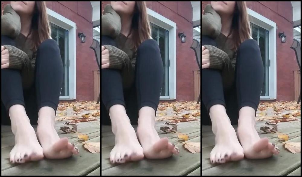 Sloans Paws Nicknamed Sloan Paws 11 01 2019 Onlyfans Video Short Outdoor Foot Tease Clip