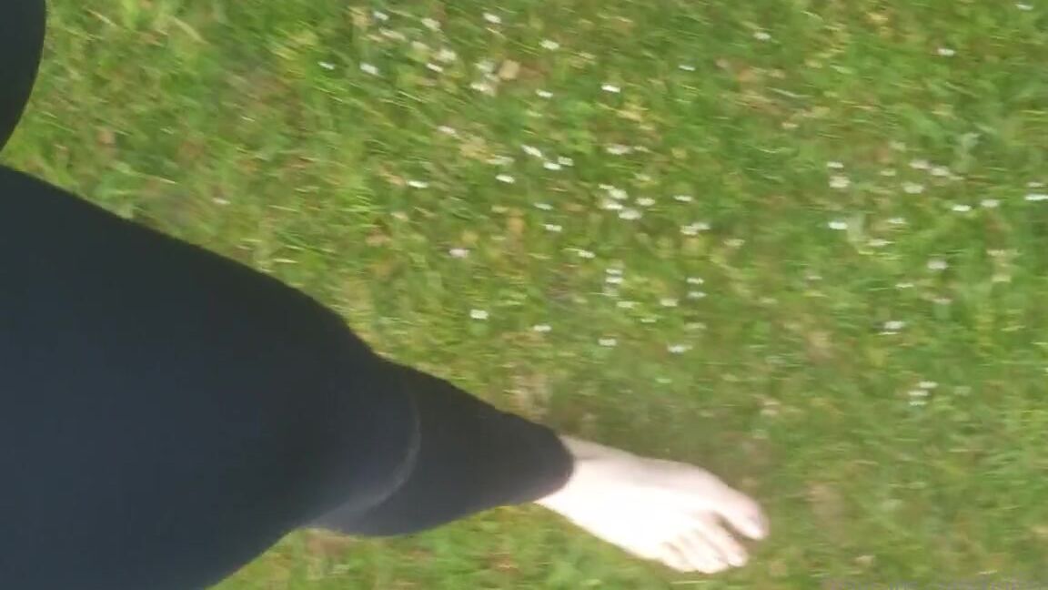 The Foot Queen Of England Aka Queengf90Premium Onlyfans I Couldnt Resist Feeling The Earth Beneath My Toes Bloomin Cold Though