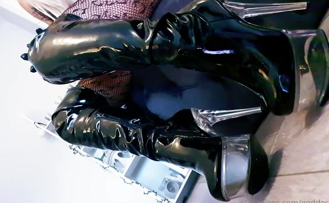 Miss Evie Lock Nicknamed Missevielock Onlyfans You Look So Good Down There On The Floor With Your Tongue Hang