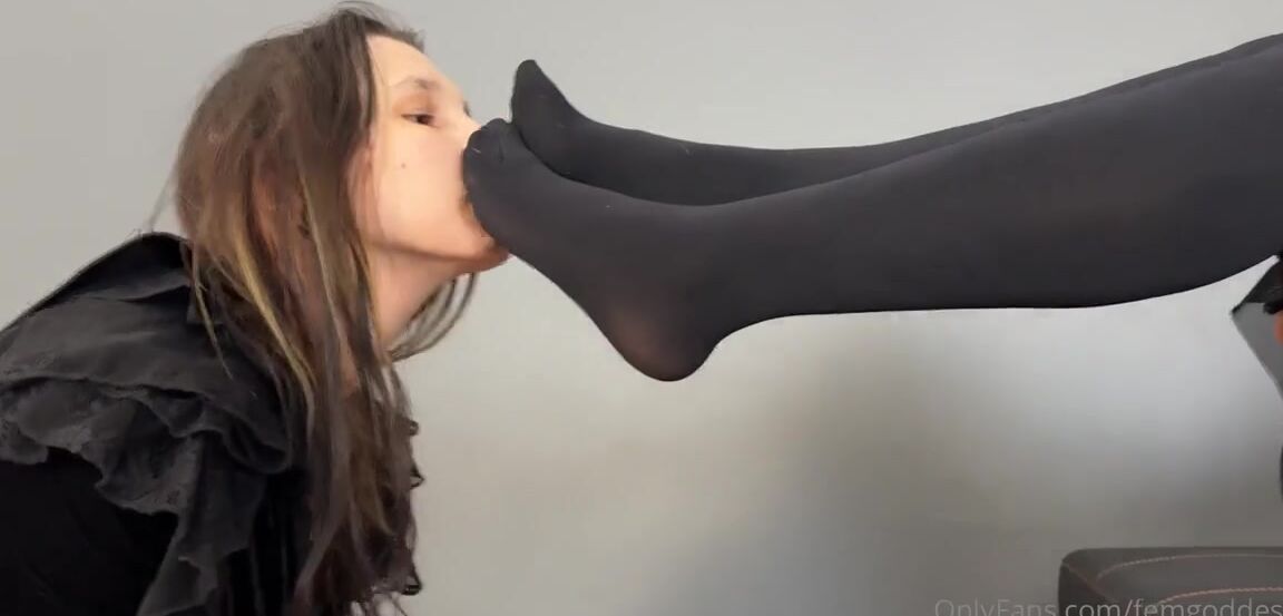 Femgoddesskira 01 24 2025 Onlyfans Video Kissing My Feet Tenderly