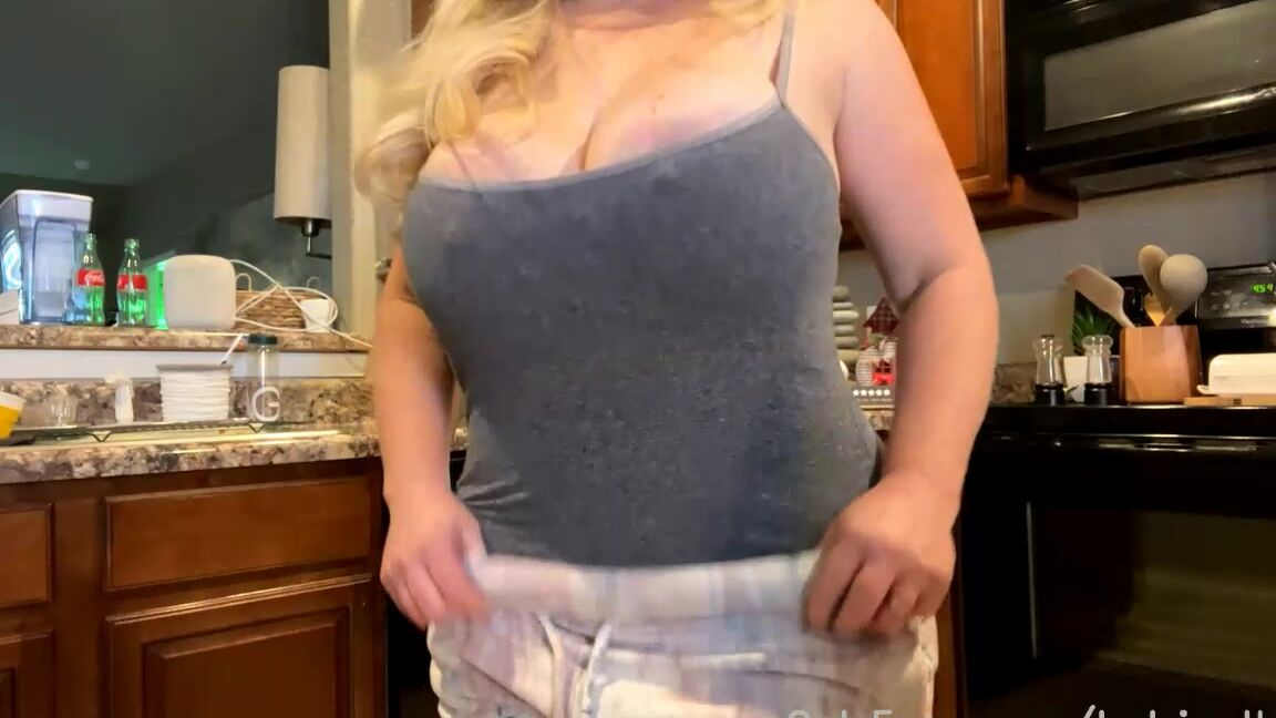 katrinathicc-27-11-2021-2285970860-stream-started-at-11-27-2021-03-52-pm-good-morning-i-m-cleaning-my-kitchen-like-a-good