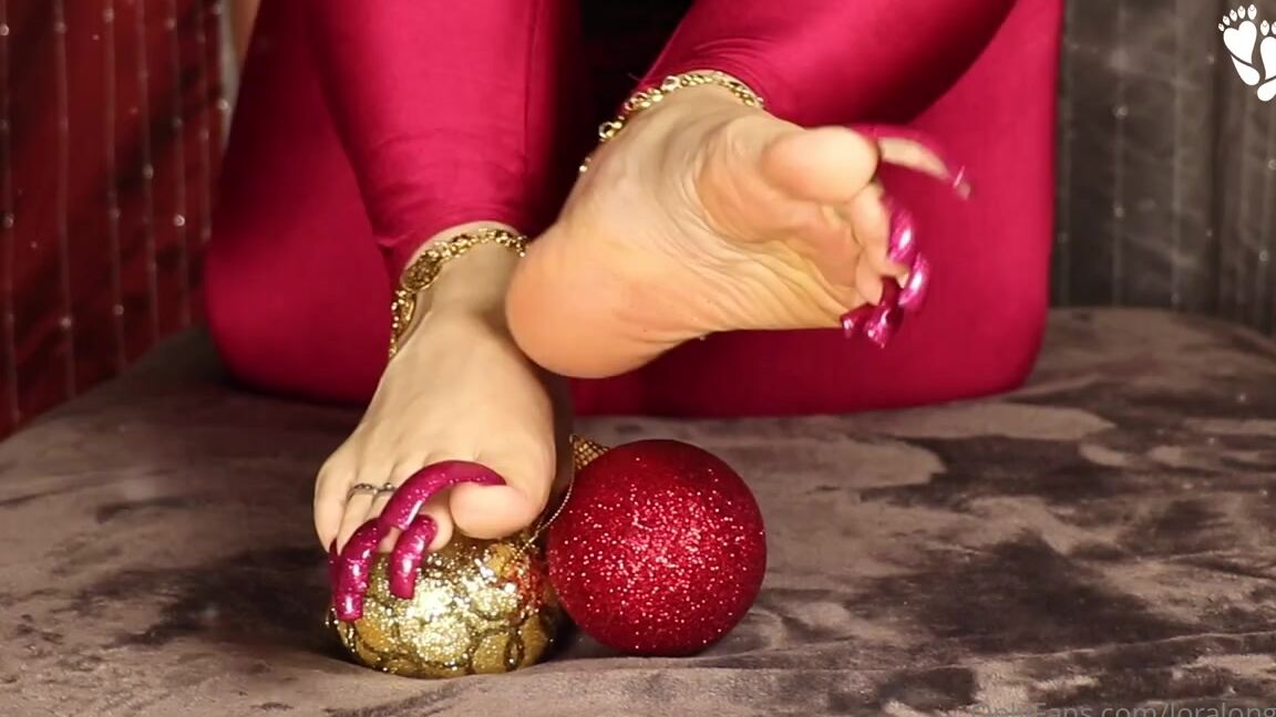 Lora Long Nails Nicknamed Loralongnails Onlyfans Christmas Balls Long Toenails