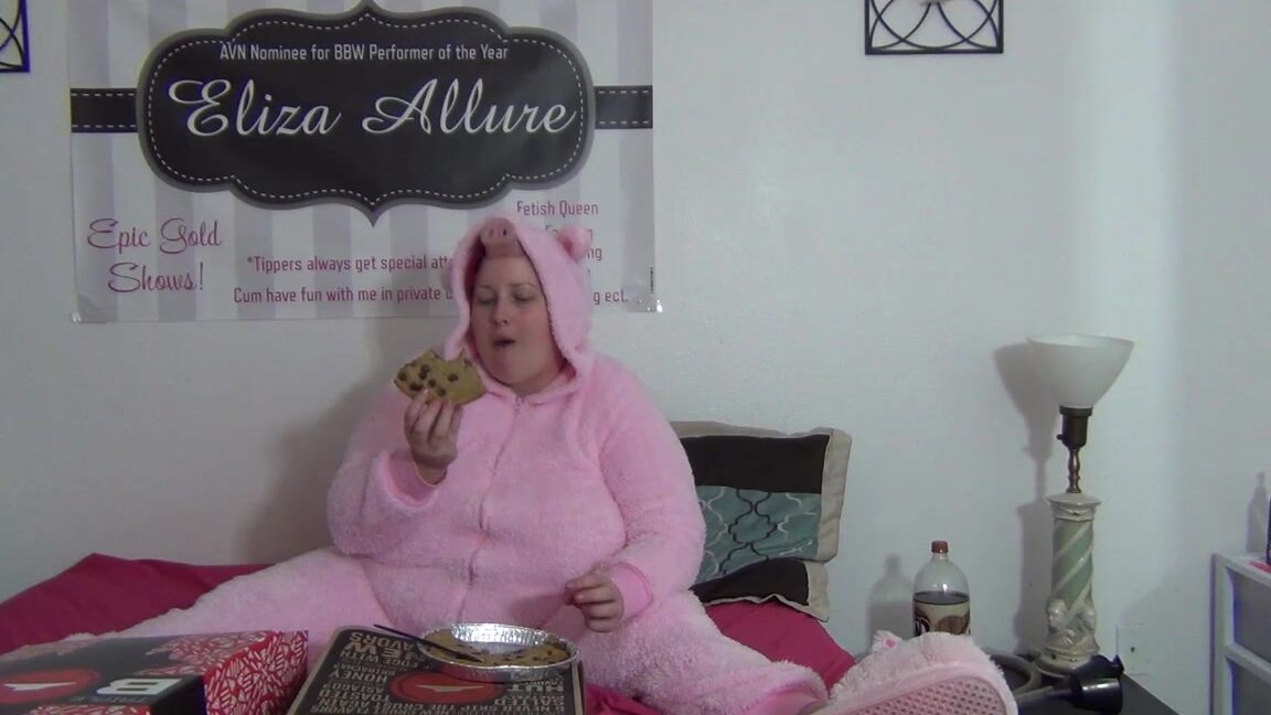 Elizaallure Piggy Eats Her Treats