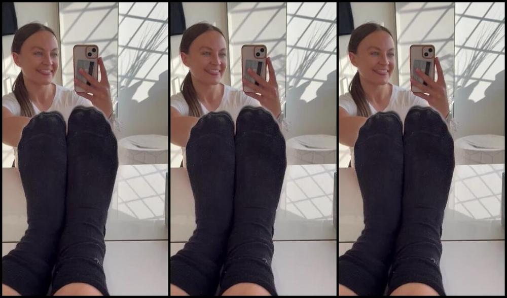 Miss Emma Rose Nicknamed Emmaemmarose Onlyfans When I Peel Them Socks Back Your Mouth Will Water