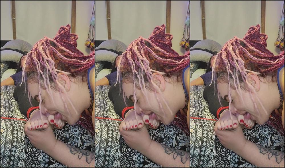 u184265127-23-01-2022-2339477924-lying-down-and-lickled