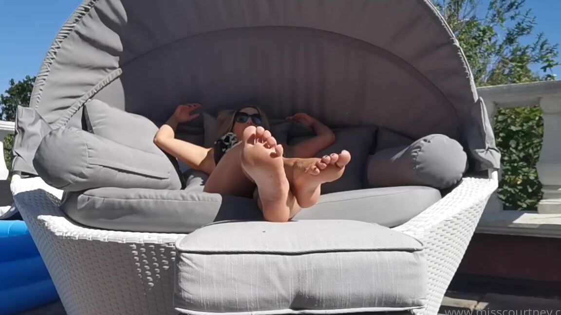 Misscourtneym Onlyfans Took An Hour Out Today To Relax In The Sun Although Its A Little Windy Cp