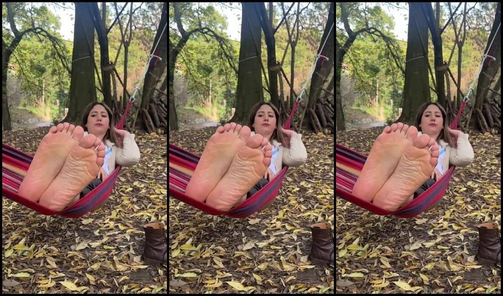 Gia S Feet Nicknamed Footsiebab 11 23 2022 Onlyfans Video In The Hammock Video
