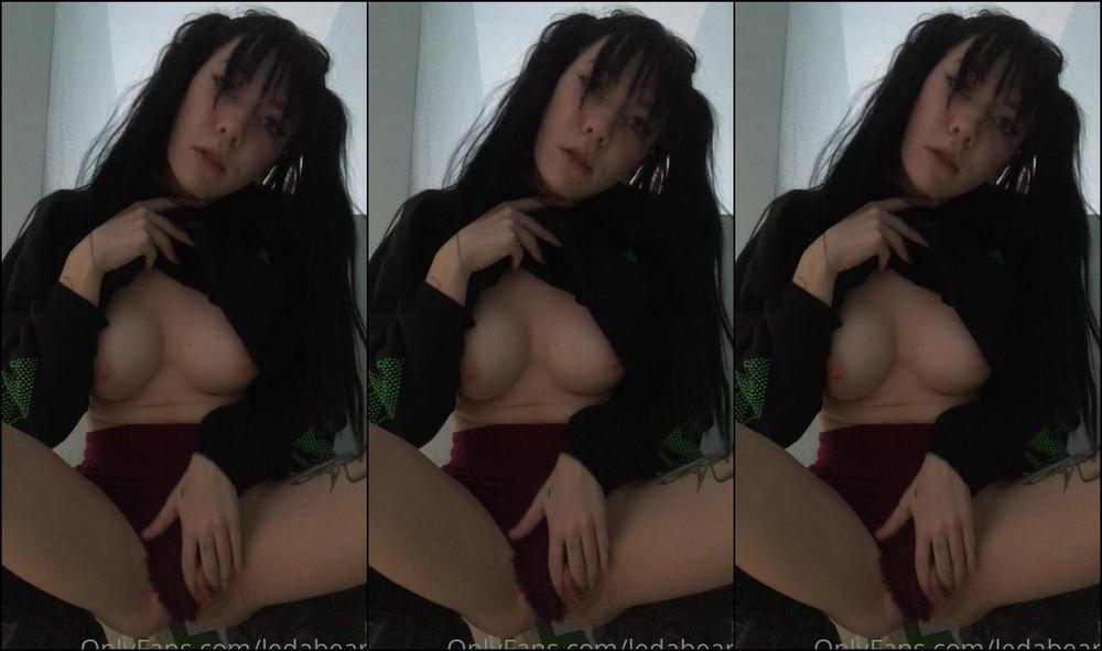 ledabearx-07-06-2020-401970033-flashback-to-when-i-played-with-myself-on-my-friends-balcony-while-i-waited-for-her-to-let