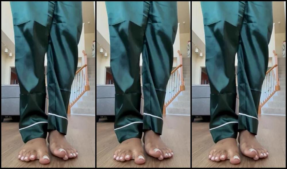 Queenjodiieetoes Aka Prettyfeetonly1800 Onlyfans Have A Merry Xmas