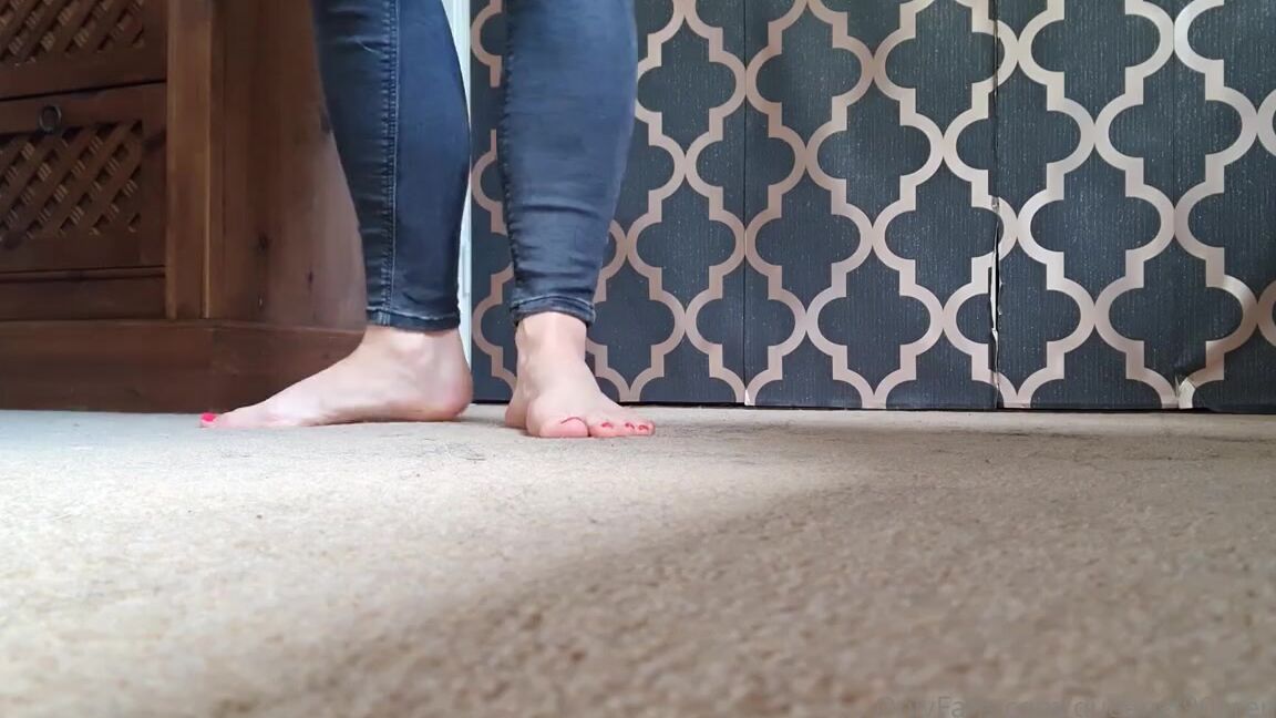 The Foot Queen Of England Aka Queengf90Premium Onlyfans Stripping It Back To The Stars Of This Show